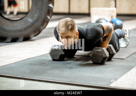 Man pushing up dans la salle de sport Banque D'Images