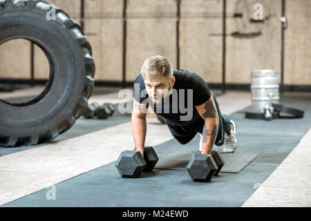 Man pushing up dans la salle de sport Banque D'Images