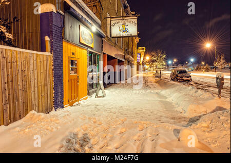 Une scène de rue la nuit d'hiver après une chute de neige fraîche à Sudbury, Ontario Banque D'Images