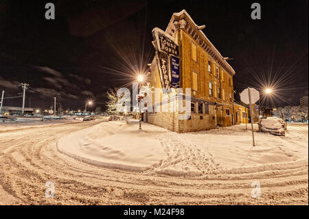L'hôtel de ville historique dans le centre-ville de Sudbury sur une nuit d'hiver Banque D'Images