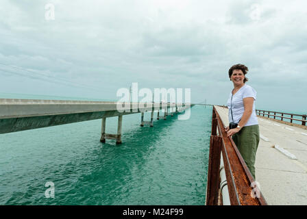 A mature woman standing sur le vieux pont entre les Florida Keys Banque D'Images