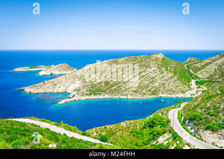 Route de Porto Vromi sur l'île de Zakynthos, Grèce. Plage avec la mer d'azur. Paysage de vacances d'été Banque D'Images