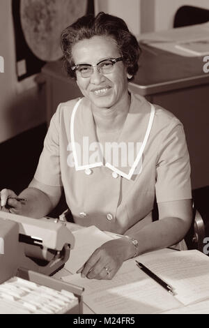 Katherine Johnson, l'un des ordinateurs de la NASA 'human' qui apparaît dans le film Les chiffres cachés, à son bureau en 1962 à la NASA Langley Research Center où elle a effectué les calculs complexes que l'homme a permis de réaliser avec succès un vol spatial. Banque D'Images