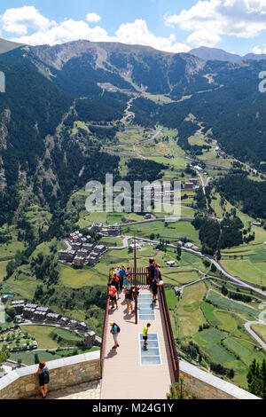 Un groupe de touristes à admirer la vue de la Valira d'Orient dans les Pyrénées du Mirador Roc del Quer, Canillo, Andorre Banque D'Images