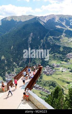 Un groupe de touristes à admirer la vue de la Valira d'Orient dans les Pyrénées du Mirador Roc del Quer, Canillo, Andorre Banque D'Images