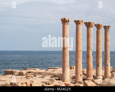 Vestiges romains de Sabratha avec la mer en arrière-plan Banque D'Images