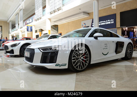 Dubaï, Émirats arabes unis - le 18 novembre : l'Audi R8 et Mercedes Benz GT R coupe de voitures de police de Dubaï sont sur Dubai Motor Show 2017 le 18 novembre, 2017 Banque D'Images