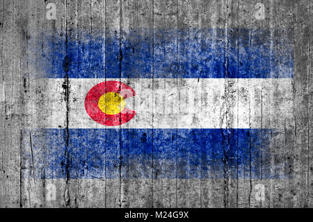 Drapeau du Colorado nous peint sur la texture de fond béton gris Banque D'Images