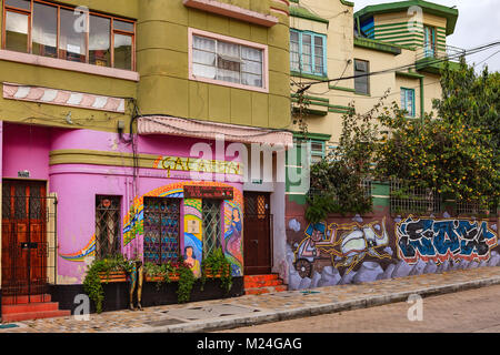 Bogota, Colombie - le 28 mai 2017 : Quelques façades peintes de couleurs vives dans le quartier historique de La Candelaria district de la capitale de l'Amérique du Sud - Heure d'Or Banque D'Images