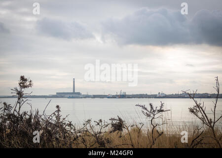 La cheminée emblématique de la centrale électrique de Fawley a vue sur Southampton Eau Banque D'Images