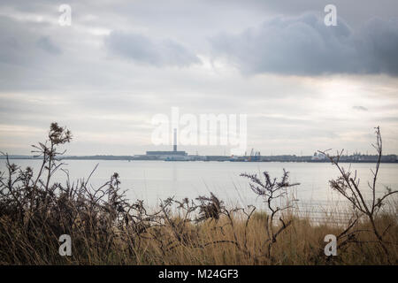 La cheminée emblématique de la centrale électrique de Fawley a vue sur Southampton Eau Banque D'Images