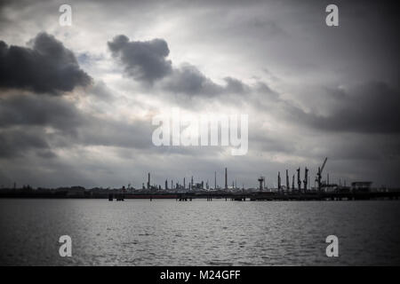L'huile de la jetée à Hamble, Southampton avec Fawley Raffinerie de pétrole dans la distance