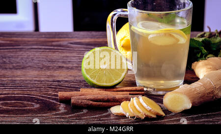 Boisson du citron sur la table. Boisson citron et gingembre. Le w Banque D'Images