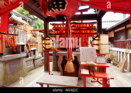 L'un des sanctuaires shinto au Sanctuaire Fushimi Inari Taisha chef de culte dans le quartier de Fushimi, Kyoto, Japon Banque D'Images