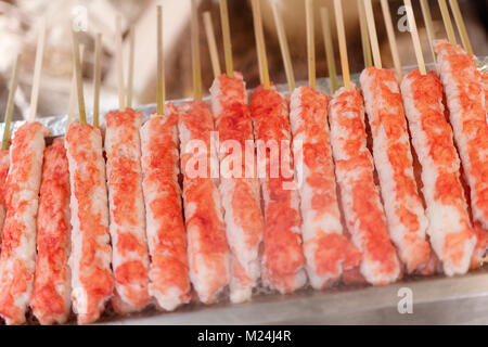 Au crabe brochettes de viande, d'aliments de rue japonais sur un bâton à un street food à Kyoto, Japon Banque D'Images