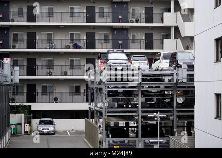 Vertical multi-niveau parking ascenseur sur trois étages d'un immeuble à Kyoto, Japon, 2017 Banque D'Images