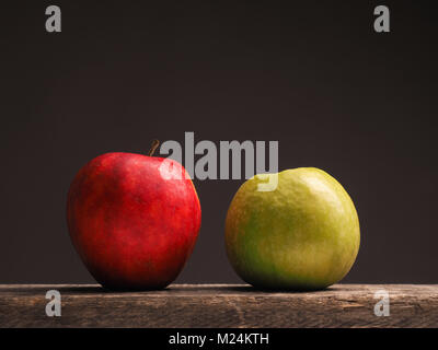 Une pomme verte et une pomme rouge sur une table en bois rustique avec place pour le texte Banque D'Images