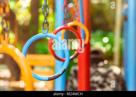 Escalade suspendus Anneaux dans un aire de jeux, l'anneau d'escalade colorés.selective focus Banque D'Images