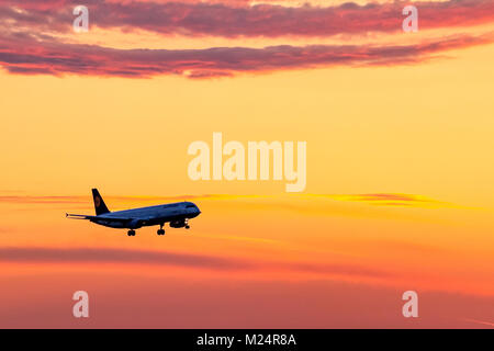 La préparation de l'avion de Lufthansa à l'atterrissage sur l'aéroport de Munich au cours d'un beau coucher du soleil. L'aéroport de Munich, Flughafen München, Franz Josef Strauss, près de München / Banque D'Images