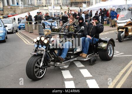 Les motocyclistes se rassemblent sur le front pour l'assemblée annuelle peut jour moto rallye à Hastings dans l'East Sussex, Angleterre le 5 mai 2009. Banque D'Images