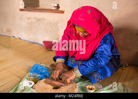 Nizwa, Oman, le 2 février 2018 : vieille dame omanais décisions sandlewood pâte qui est utilisée pour les cosmétiques fait maison Banque D'Images