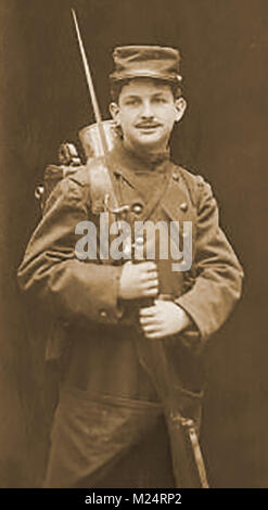 Première Guerre mondiale (1914-1918) alias la Grande Guerre ou Première Guerre mondiale - la guerre des tranchées - LA PREMIÈRE GUERRE MONDIALE - Un soldat français nouvellement recrutés pose pour une photographie dans son nouvel uniforme Banque D'Images