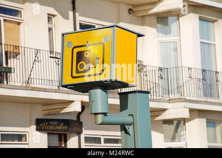 Une icône de caméra vitesse jaune sur le front road à Hastings dans l'East Sussex, Angleterre le 3 novembre 2009. Banque D'Images