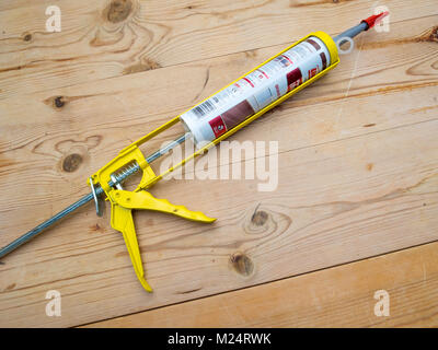 Pistolet à calfeutrer les constructeurs pour l'injection de coulis de silicone pour sceller autour de portes et fenêtres. Banque D'Images