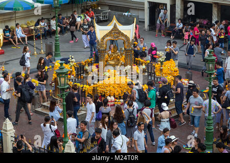 Beaucoup de gens à l'Erawan Shrine. C'est un temple hindou et un culte populaire et une attraction touristique à Bangkok, Thaïlande. Banque D'Images