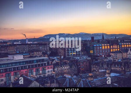 Une vue du coucher de soleil d'Édimbourg et les Pentland Hills, prises à partir de l'esplanade du château d'Édimbourg, Écosse, Royaume-Uni Banque D'Images