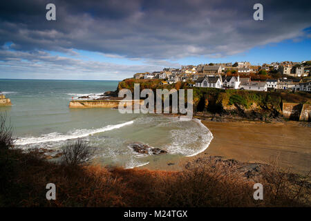 Le village de Port Isaac en Cornouailles du Nord, au Royaume-Uni, sous le soleil, le froid jour de février. Banque D'Images