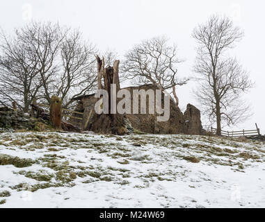 L'image d'un bâtiment abandonné prise après une averse de neige dans le Derbyshire, Angleterre, RU Banque D'Images