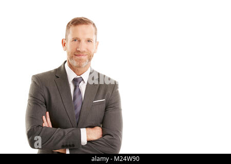 Studio shot of middle age businessman wearing costume et debout avec les bras croisés au fond blanc isolé. Banque D'Images