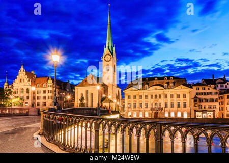 Lucerne, Suisse. Vue sur le centre-ville et l'Église Fraumunster de nuit. Banque D'Images