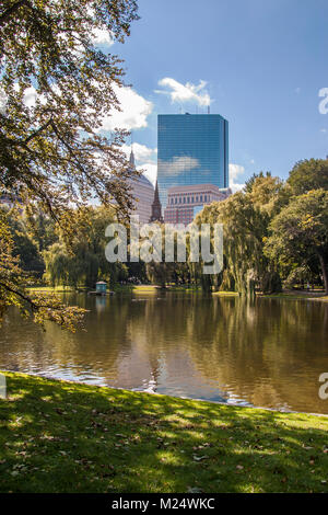 John Hancock Building vu depuis le Jardin Public de Boston Banque D'Images