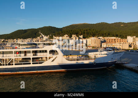 IGOUMENITSA, GRÈCE - mars 2, 2017 : le port d''Igoumenitsa en Grèce. Bateaux et ferry-boats pour l'île de Corfou. Banque D'Images
