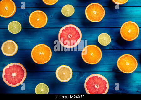 Limet Oranges citron et pamplemousse sur tableau bleu. Assortiment de fruits frais tropicaux. Banque D'Images