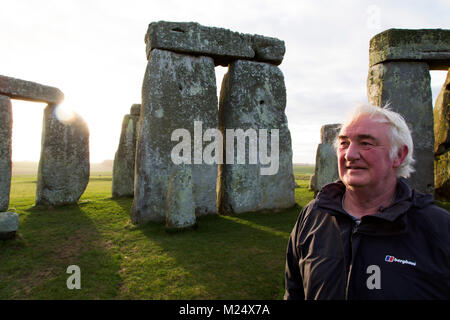 Pat Tourguide Shelley au cercle de pierres de Stonehenge dans le Wiltshire, Angleterre. L'ancien monument date du néolithique, autour de 5 000 ans. Banque D'Images