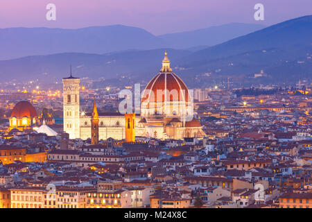 Célèbre vue de Florence de nuit, Italie Banque D'Images