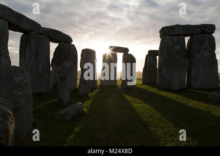 Le cercle de pierres de Stonehenge dans le Wiltshire, Angleterre. L'ancien monument date du néolithique, autour de 5 000 ans. Banque D'Images