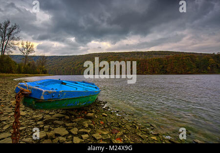 Un bateau sur la rive du lac de Solina dans les Bieszczady Banque D'Images