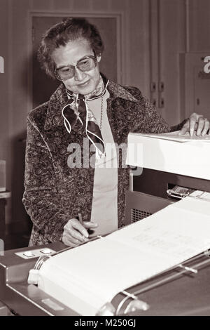 La recherche de la NASA Johnson Katherine mathématicien au travail à la NASA Langley Research Center en 1980. Johnson a été en vedette dans le film chiffres cachés, ainsi que le livre sur lequel le film est basé. Banque D'Images