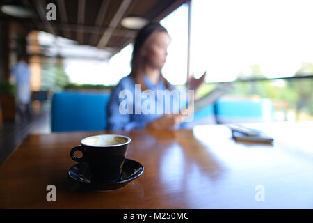 Pretty woman reading menu au restaurant avec close up face . Banque D'Images