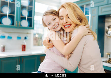 Heureuse mère et fille de câlins Banque D'Images