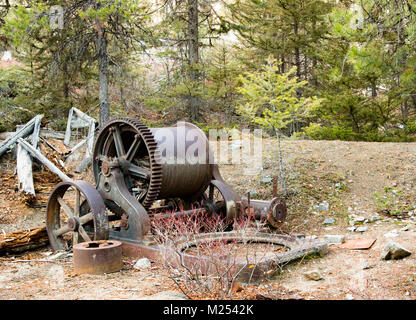 Vestiges d'un vieux puits de mine à vapeur treuil, à l'extérieur de la ville fantôme de grenat, sur Bear Gulch, au nord-ouest de Drummond, au Montana. Banque D'Images