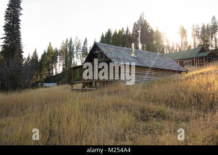 Cabines en bois abandonnés à la ville fantôme de grenat, sur Bear Gulch, au nord-ouest de Drummond, au Montana. Les mines de la région principalement extrait de l'or. Banque D'Images