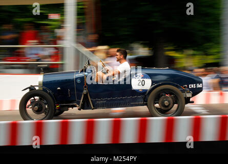 Brescia, Italie. 18e, mai 2017. Mathias Sielecki et Jean Luc Dubois de l'Argentine, sur leur modèle Bugatti Type 23, (1923), se séparant de Brescia Banque D'Images