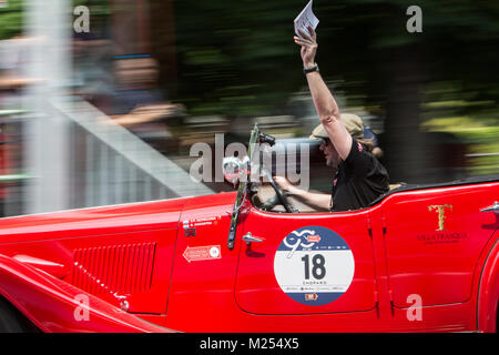 Brescia, Italie. 18e, mai 2017. Robert Hoogstra et Jan Peter Nijmeijers avec leur modèle de voiture, ALVIS SPEED 20 SB (1934) Mille Miglia 90e Anniversary​ Banque D'Images