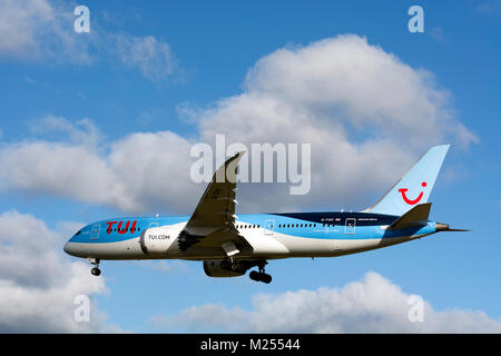 Tui Boeing 787 Dreamliner, à l'atterrissage à l'aéroport de Birmingham, Royaume-Uni. (G-TUIC) Banque D'Images