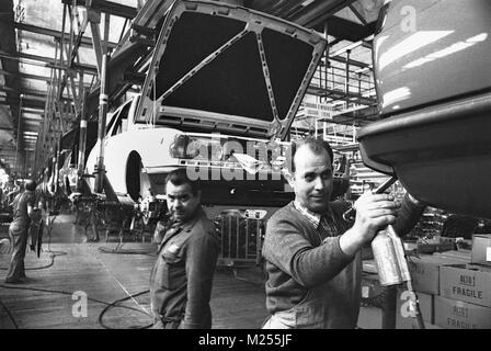 Chaînes de montage dans l'usine de voitures Alfa Romeo à Arese (Milan, mars 1978) Banque D'Images